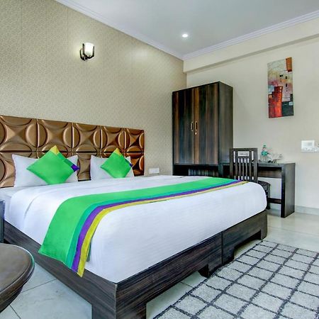 Treebo Trend Blooms Premium Hotell Gurgaon Exteriör bild