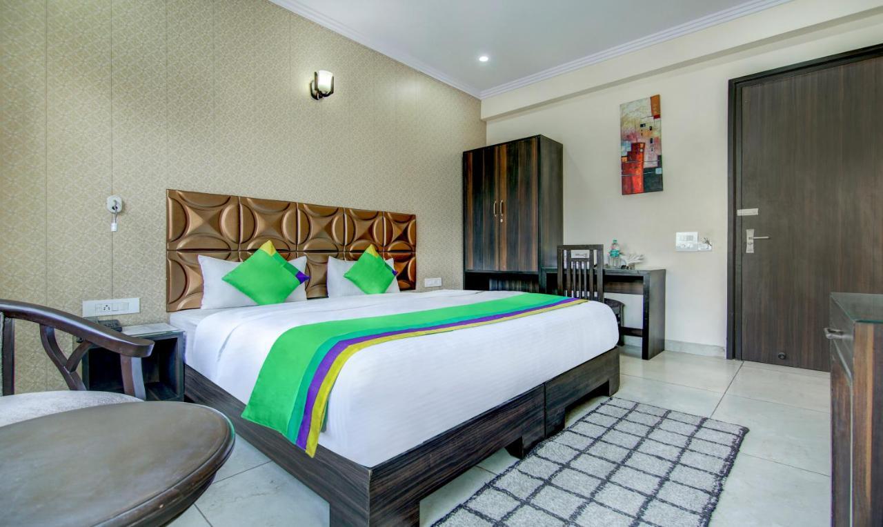 Treebo Trend Blooms Premium Hotell Gurgaon Exteriör bild